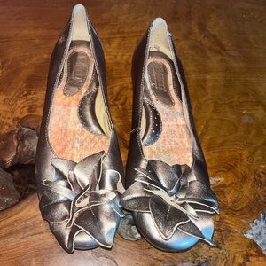 Born Women’s Size 6 Metallic Bronze Leather Flats Floral Toe Detail Shoes